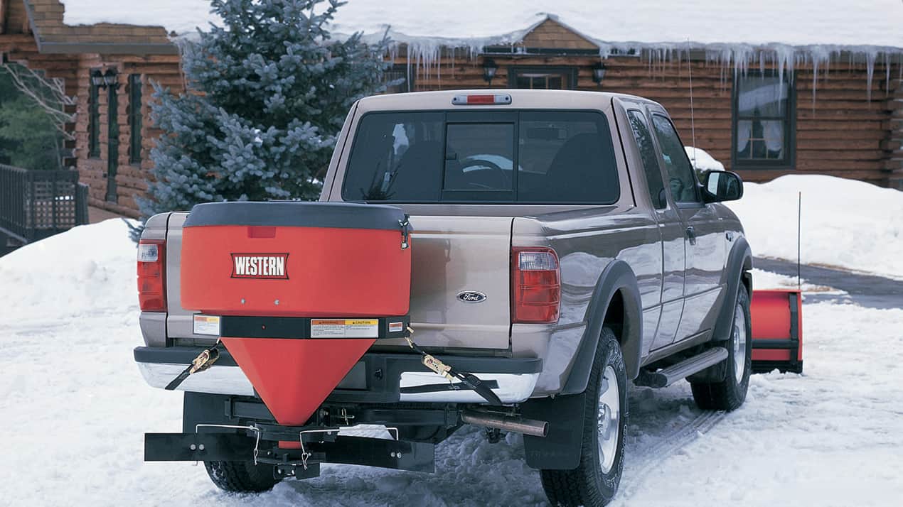 Low profile tailgate spreader