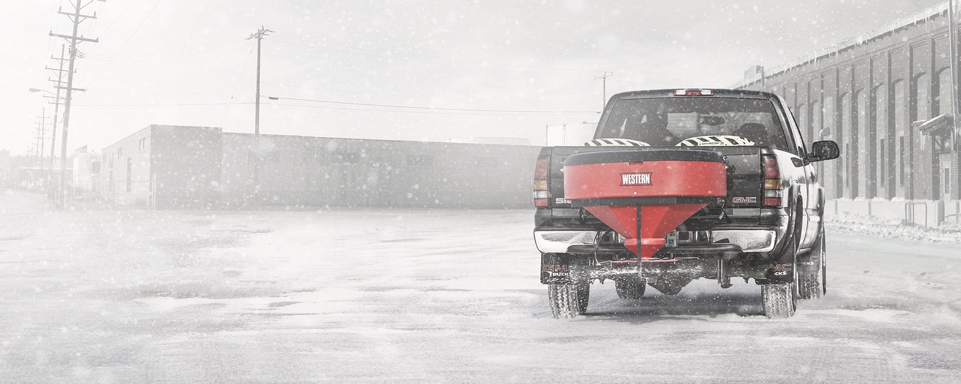 Low profile tailgate spreader