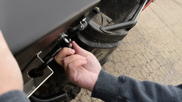 fitted lid with rubber straps feature