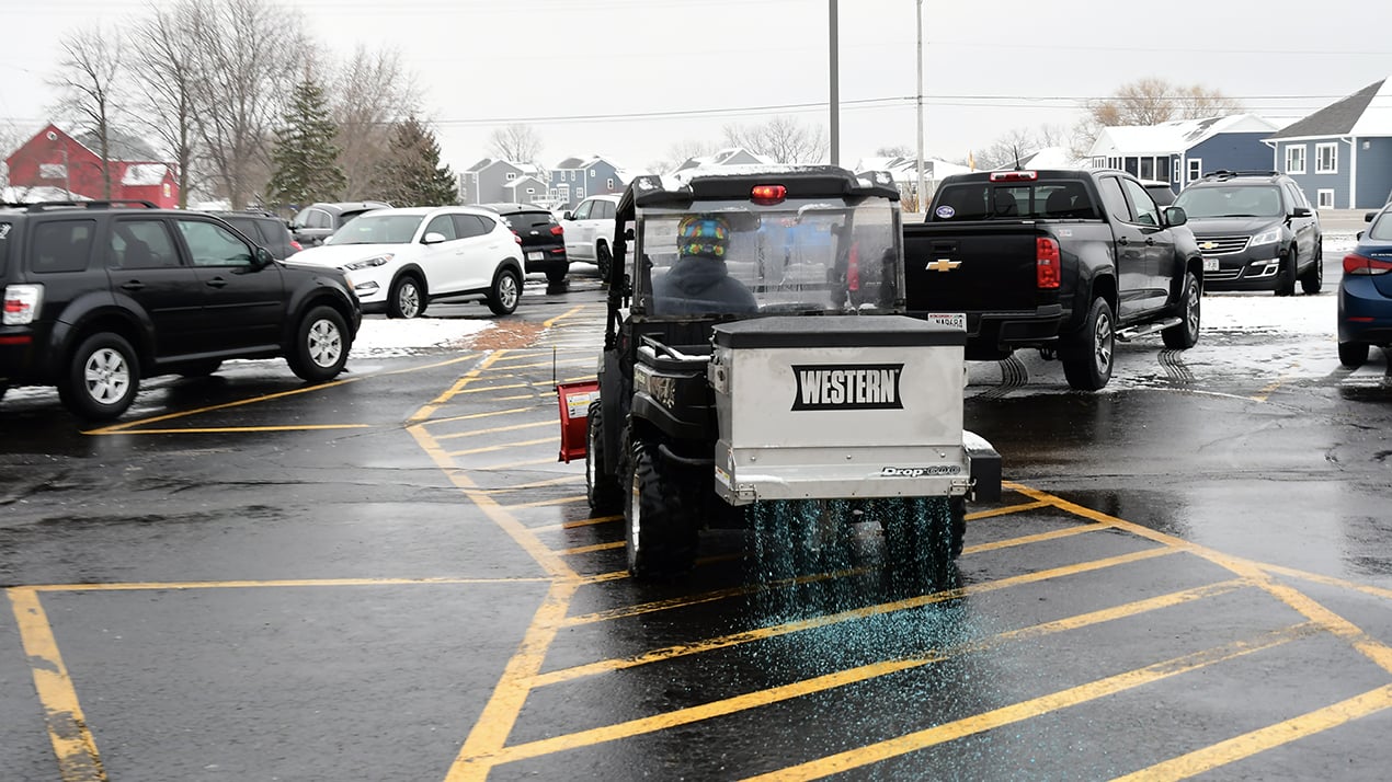 DROP ™ 250 & DROP™ 600 Stainless Steel Drop Spreader Sidewalk Comparison Animation